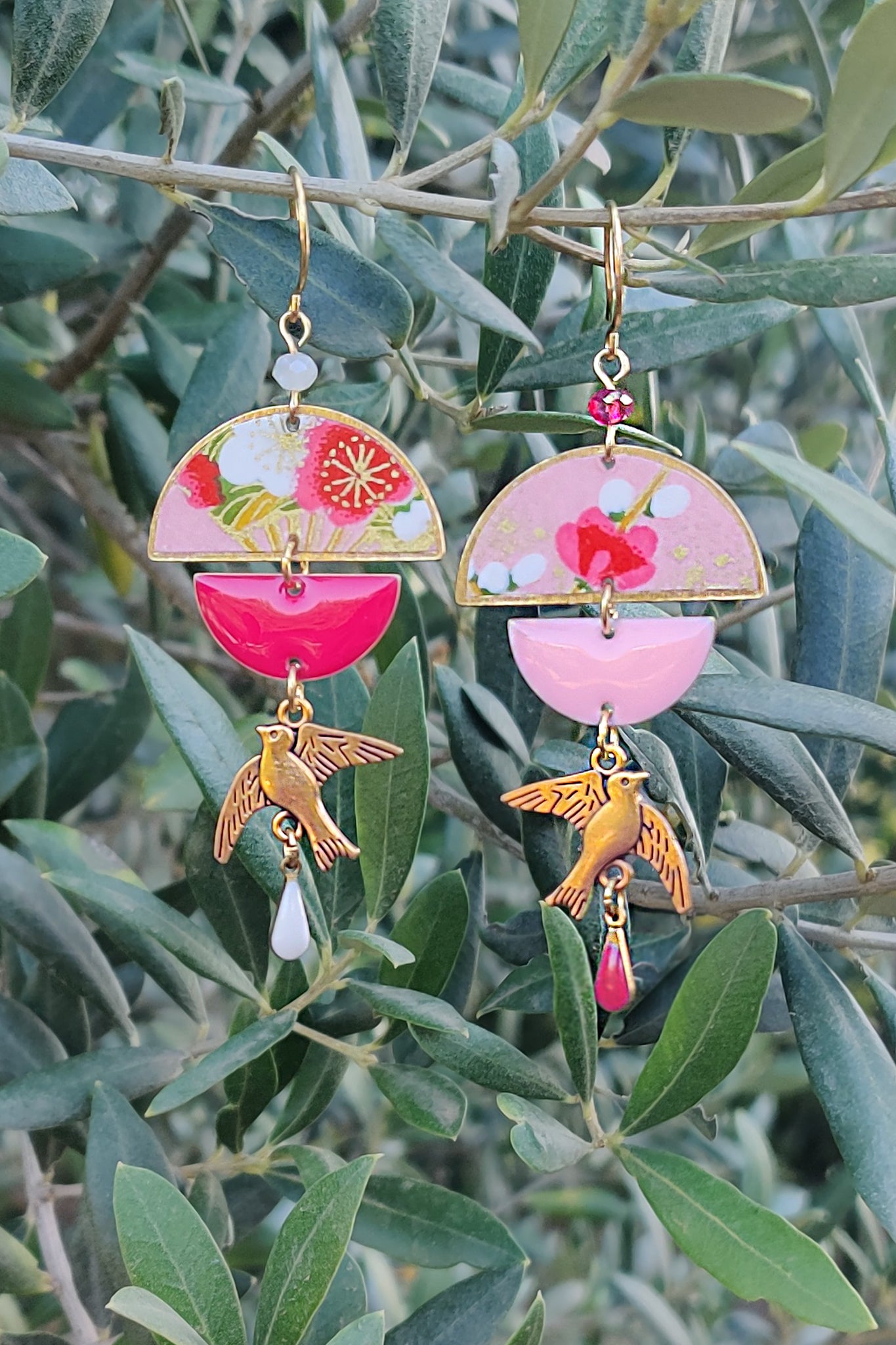 Boucles d'oreilles asymétriques en papier japonais rose et laiton