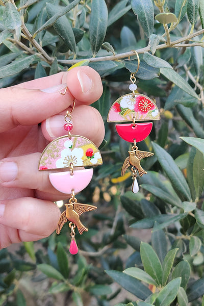 Boucles d'oreilles asymétriques en papier japonais rose et laiton