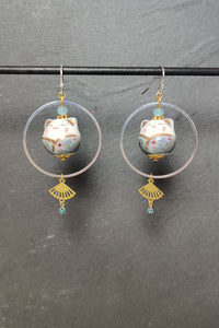 Boucles d'oreilles maneki neko porcelaine bleu gris, vue de face