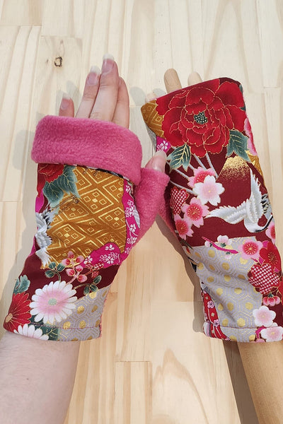 mitaines femme en tissu japonais à motif de geisha et polaire rose, portées