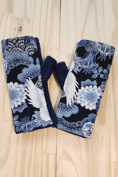 Mitaines femme tissu japonais fleuri et polaire bleu marine, vue à plat