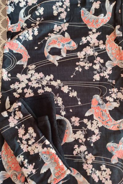 Ensemble Mitaines et snood femme en tissu japonais au motif de carpe koï et fleurs de sakura, doublé polaire noire