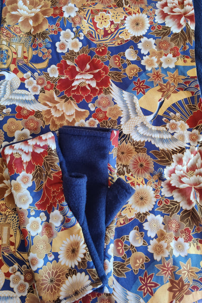 Ensemble snood et mitaines femme en tissu japonais au motif fleuri bleu et or, doublées polaire marine, vue à plat