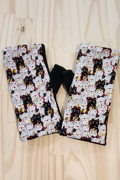 Mitaines femme en tissu japonais au motif de chat maneki neko, doublées polaire noire, vue à plat