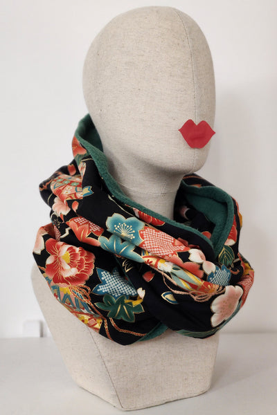 Tour de cou Snood en polaire verte et tissu japonais noir fleuri, porté