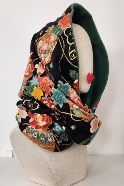 Tour de cou Snood en polaire verte et tissu japonais noir fleuri, porté en capuche