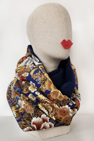 snood en tissu japonais bleu et or doublé polaire, porté 