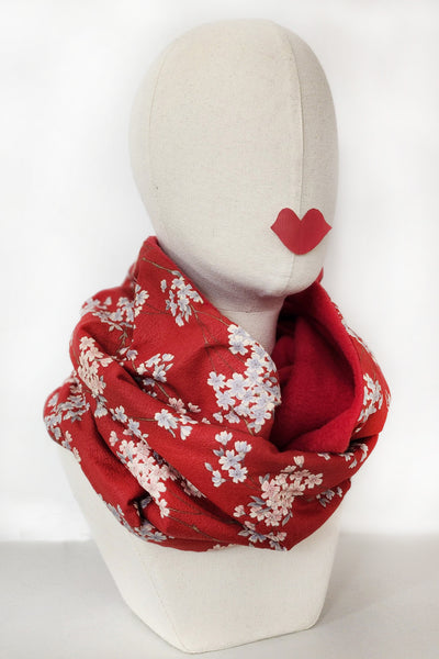 Tour de cou snood en polaire rouge et tissu japonais à motif de fleurs sakura, porté