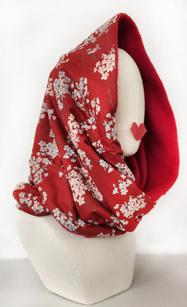 Tour de cou snood en polaire rouge et tissu japonais à motif de fleurs sakura, porté en capuche