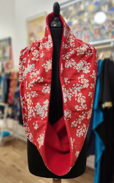 Tour de cou snood en polaire rouge et tissu japonais à motif de fleurs sakura, porté