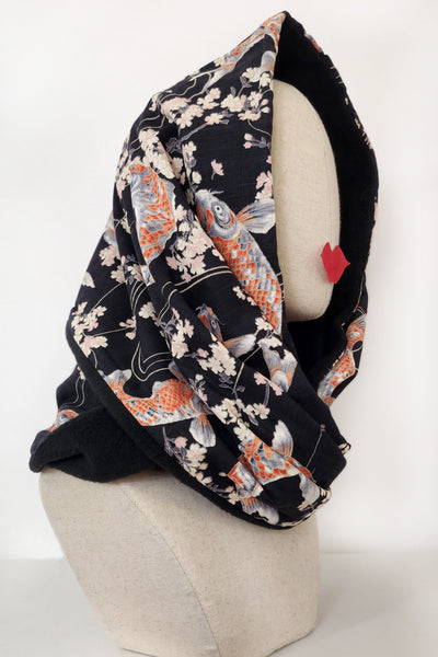 Tour de cou snood en polaire et tissu japonais à motif de carpes koi et sakura, porté en capuche